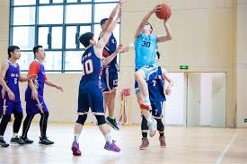 没吹犯规！特拉福德出击膝撞库杜斯+疑似手球，波罗被放倒也未判